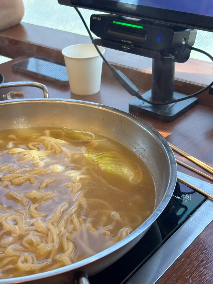 남은 국물에 넣어 끓인 칼국수