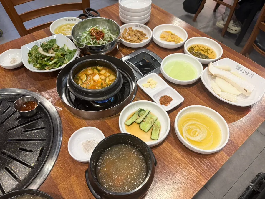 고기 나오기 전 차려진 기본 반찬 한상