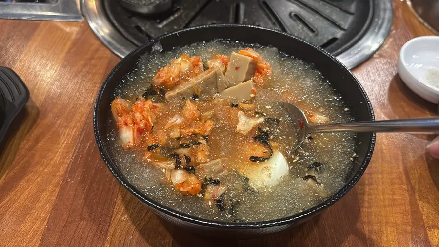 추가 주문한 푸짐한 양의 묵사발