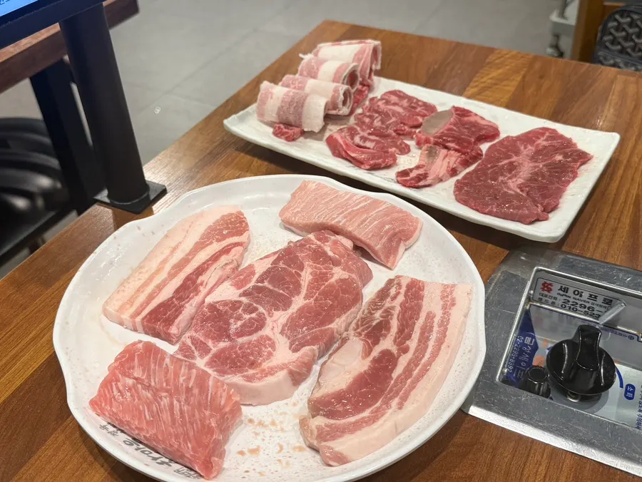 불판에 올리기 전 소반마리 돼지반마리 생고기 상차림