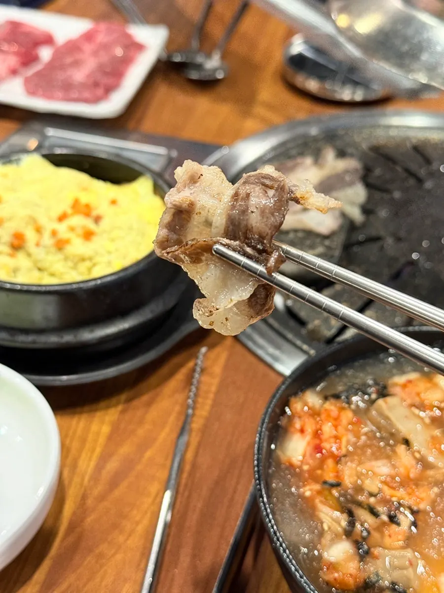 불판 위에서 구워지는 숙성 소고기