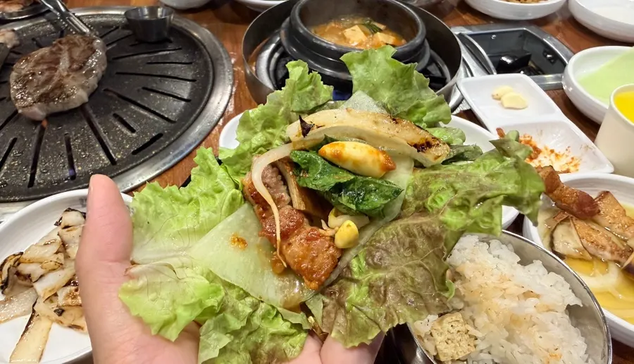 겉은 노릇하게 구워진 숙성 돼지고기