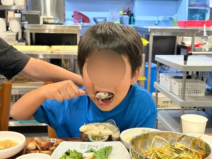 상추에 고기와 파채, 마늘을 올린 쌈