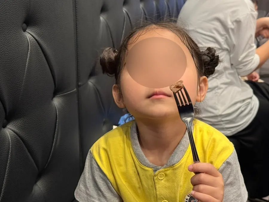 가족이 함께 고기를 구워 먹는 테이블