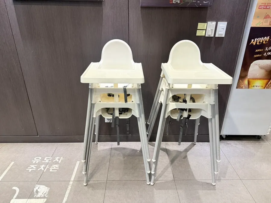 매장 입구 대기 의자와 아기의자