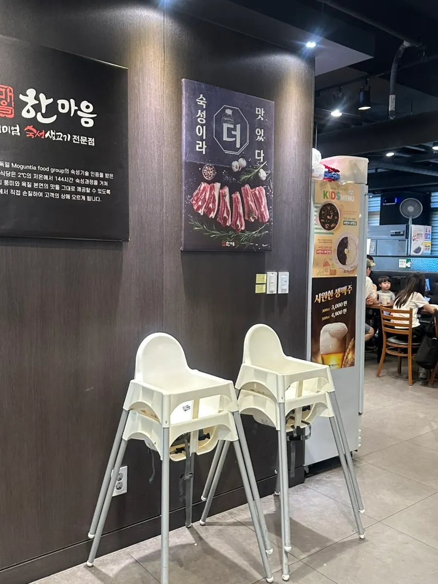 BBQ restaurant seating with large tables
