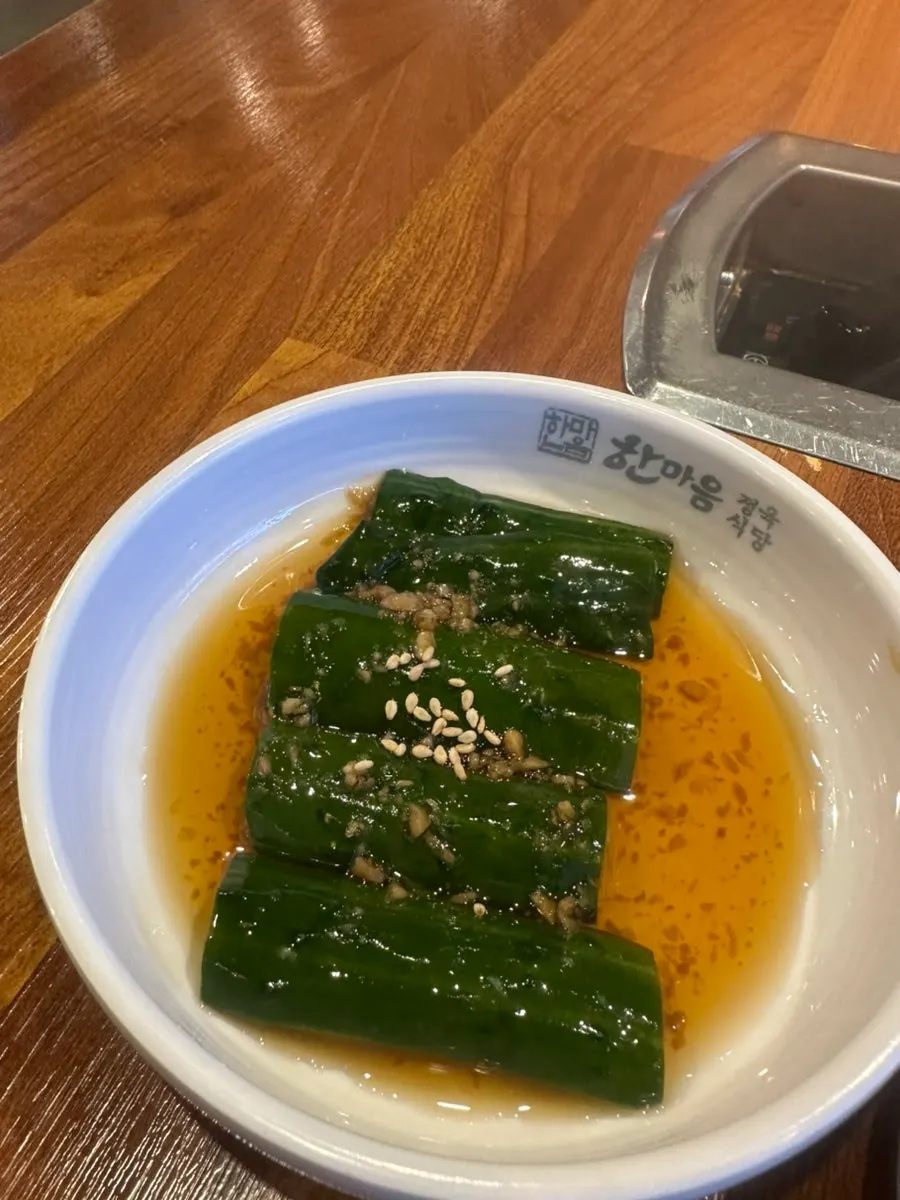 Lettuce, perilla leaves and other wrap vegetables at the self-bar