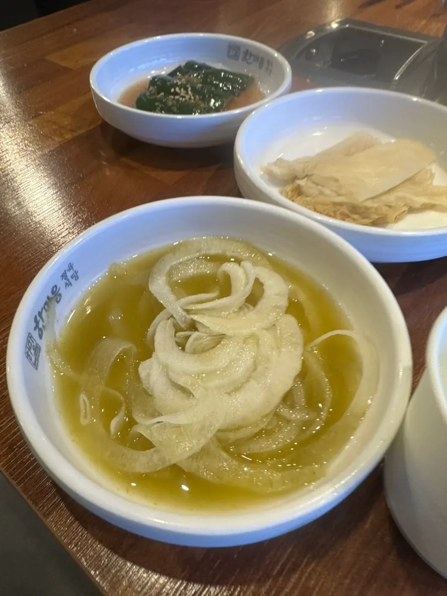 Basic side dishes of scallion salad and geotjeori