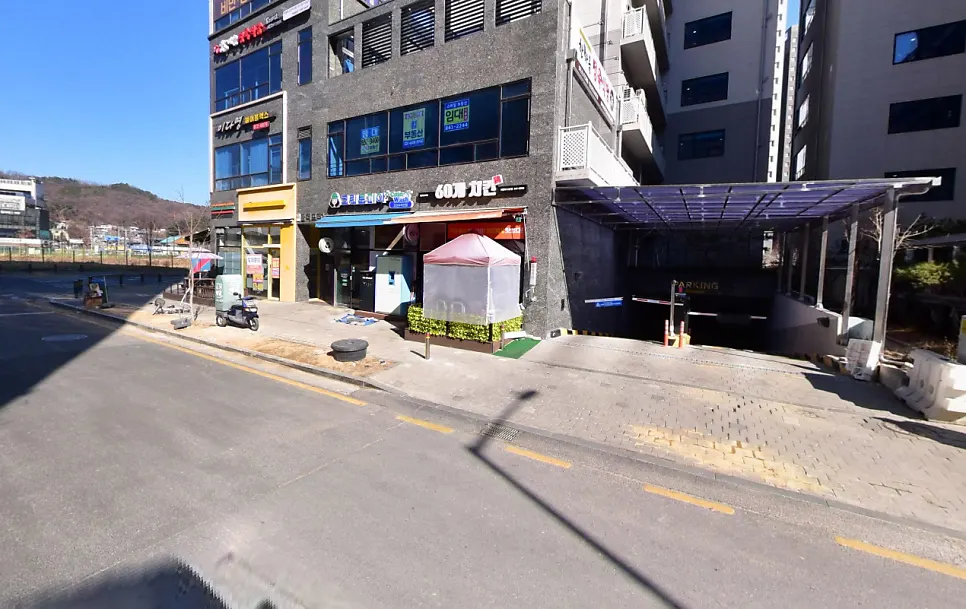 한마음정육식당 고산지구점이 있는 건물 입구
