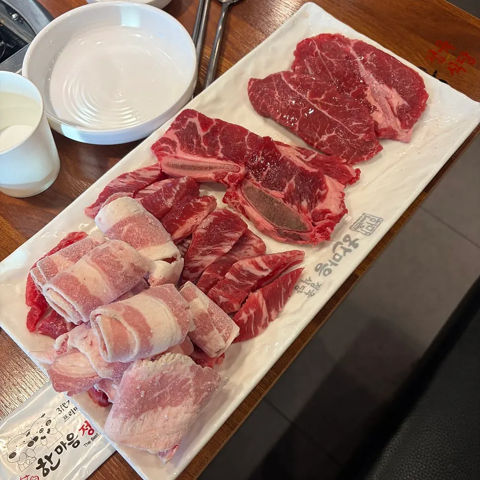 사이드 메뉴가 적힌 메뉴판