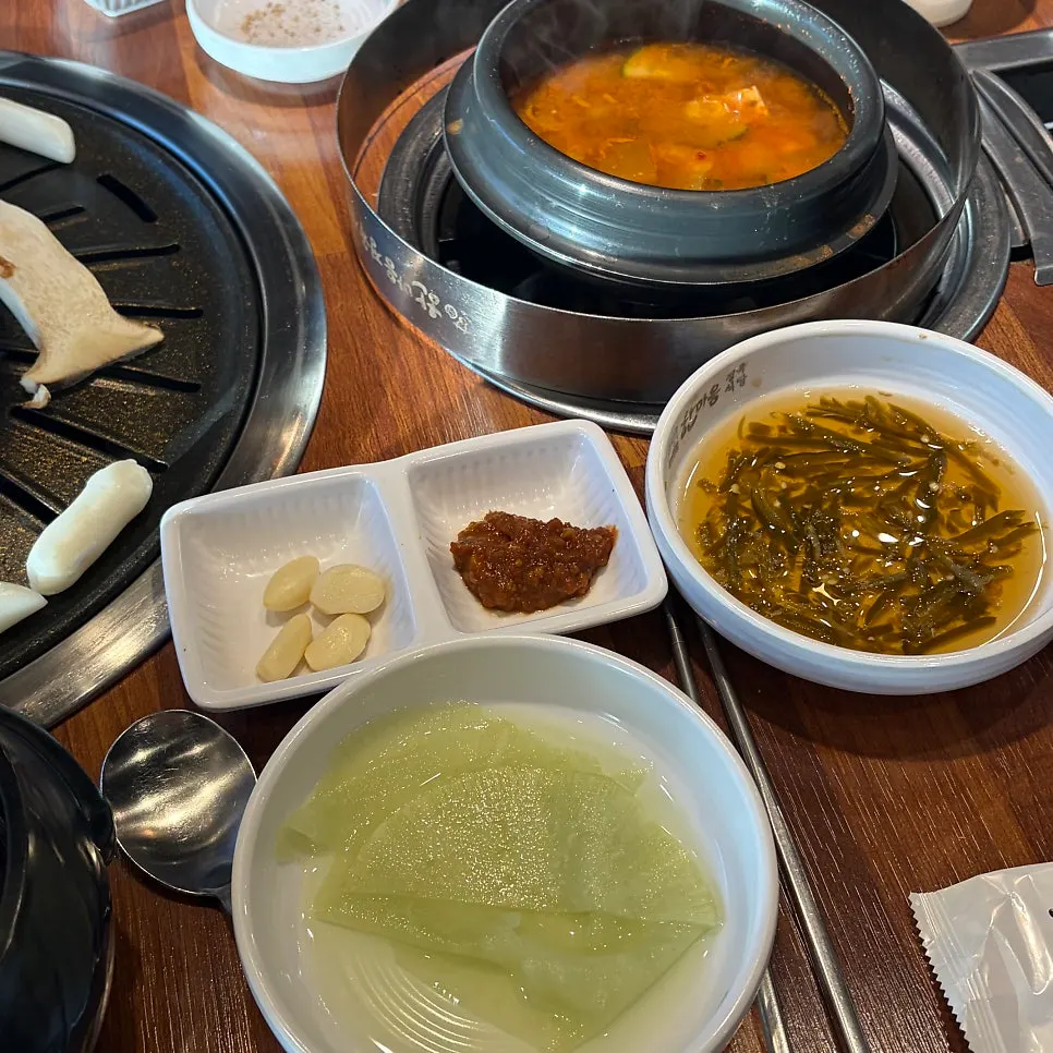 세트로 나온 소고기와 돼지고기 부위 모음