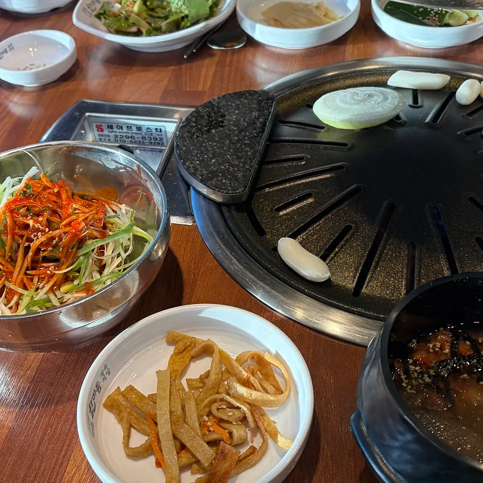 테이블에 차려진 고기 세트