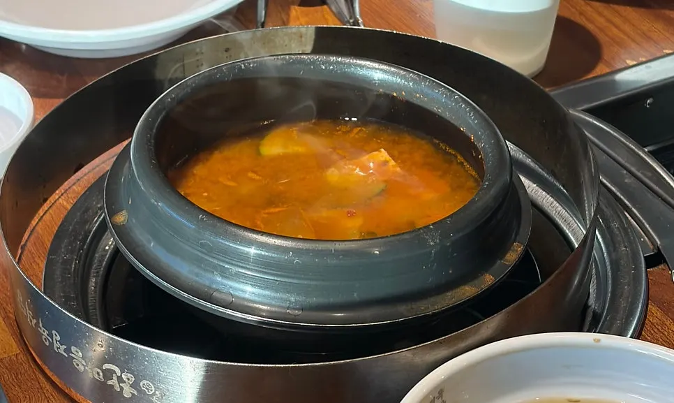 파채와 상추겉절이 등 기본 반찬