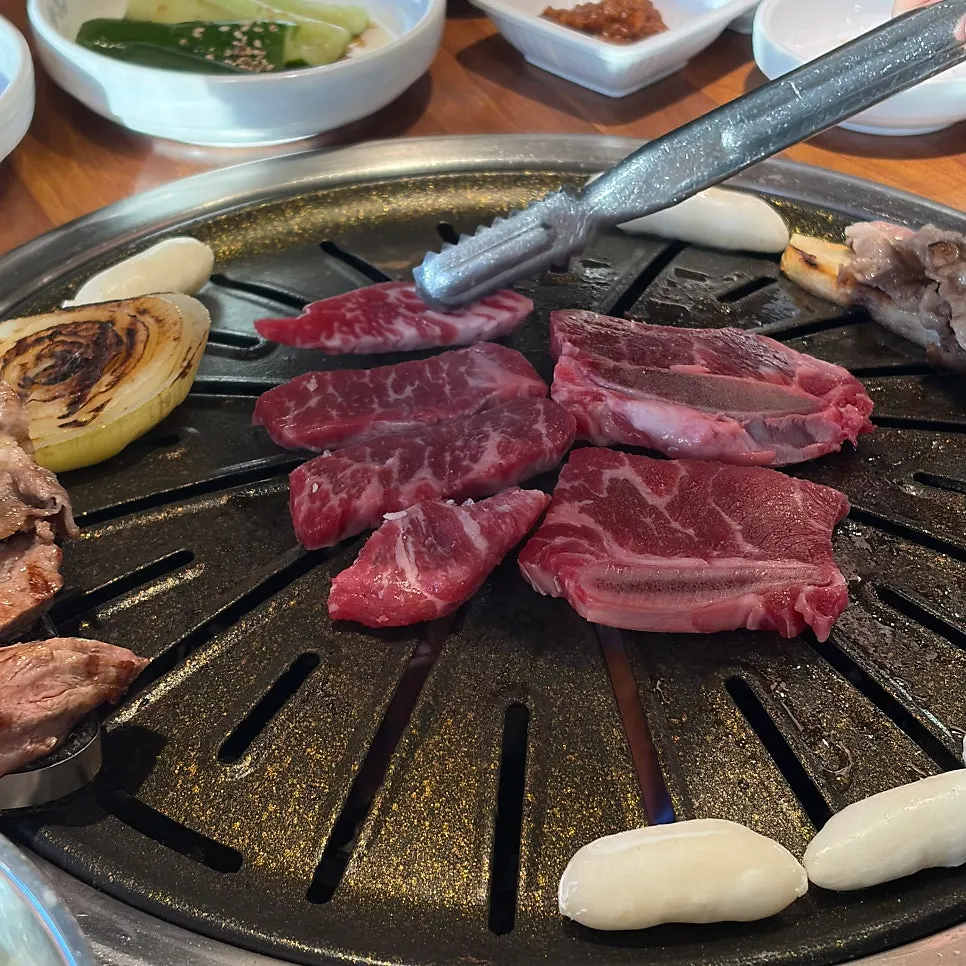 불판에 올린 소고기 부채살