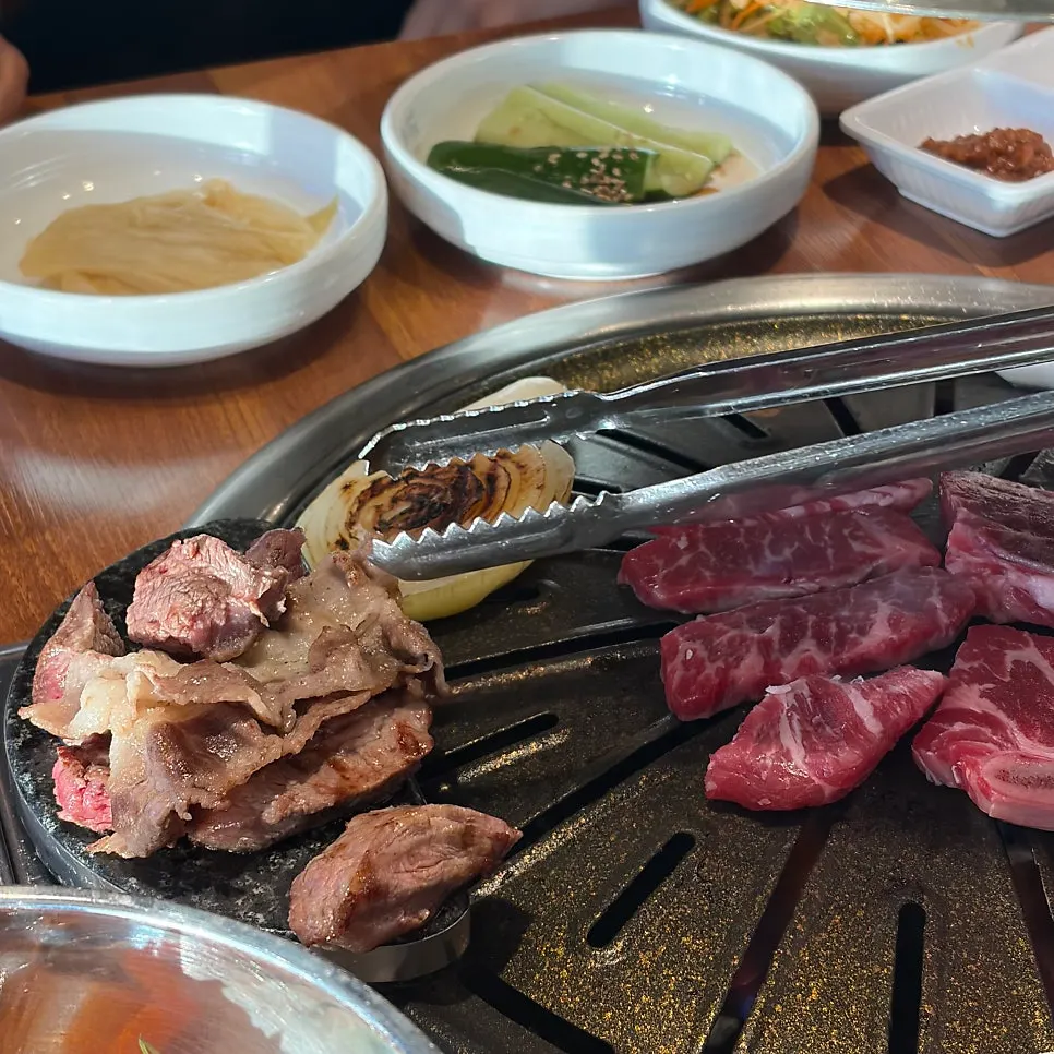 구워진 우삼겹과 파채