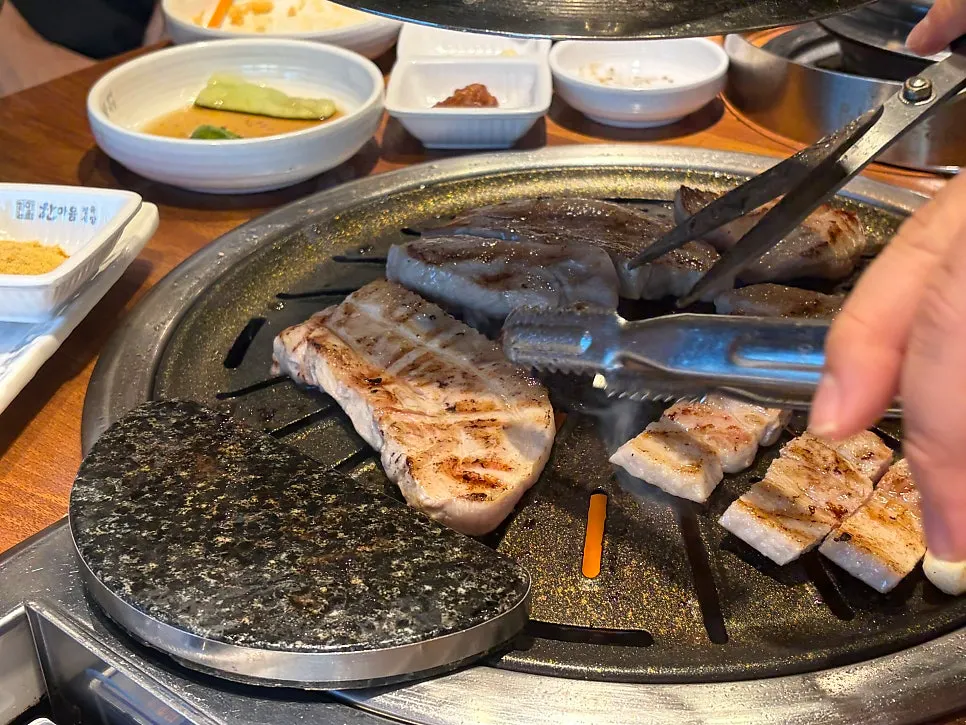 불판에서 구워지는 삼겹살과 오겹살