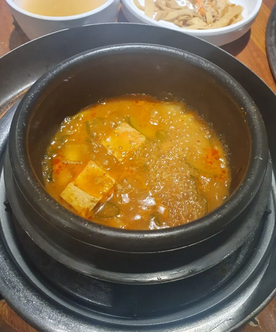 Side dishes available at the self-service bar