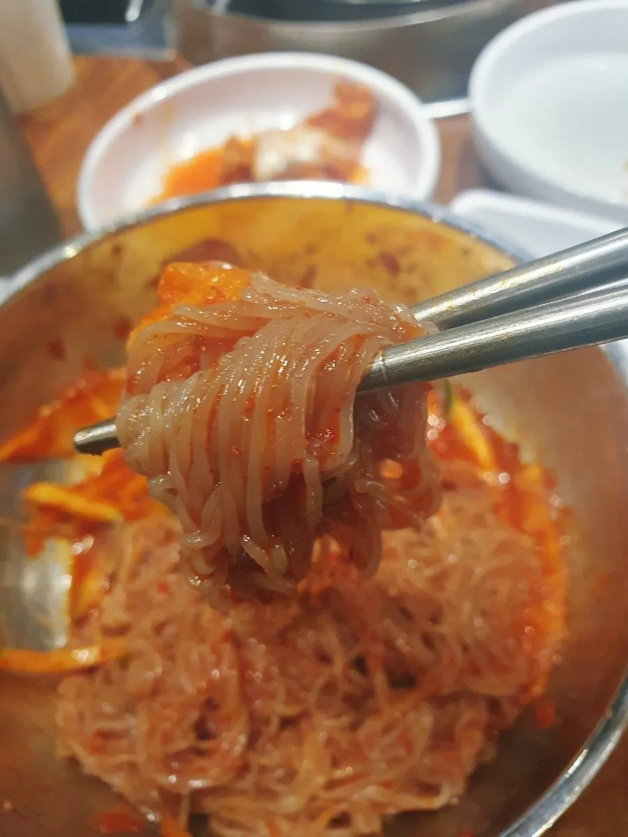 Bibim-naengmyeon eaten with grilled meat