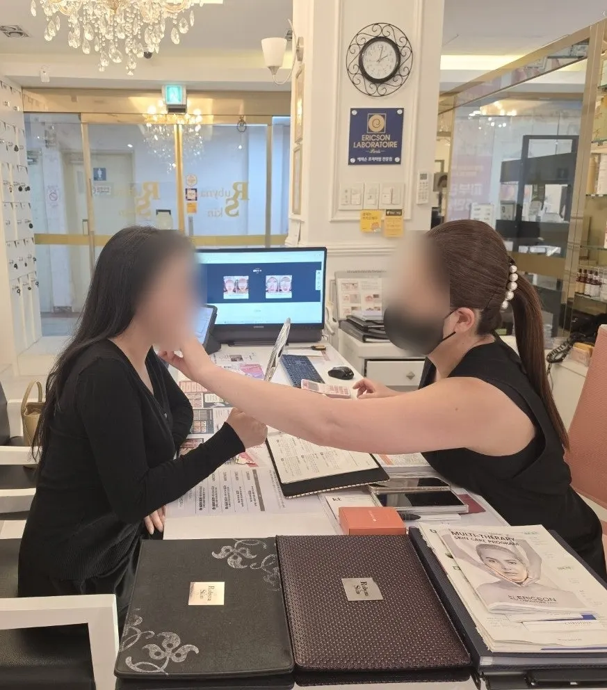 원장과의 피부 상담 장면