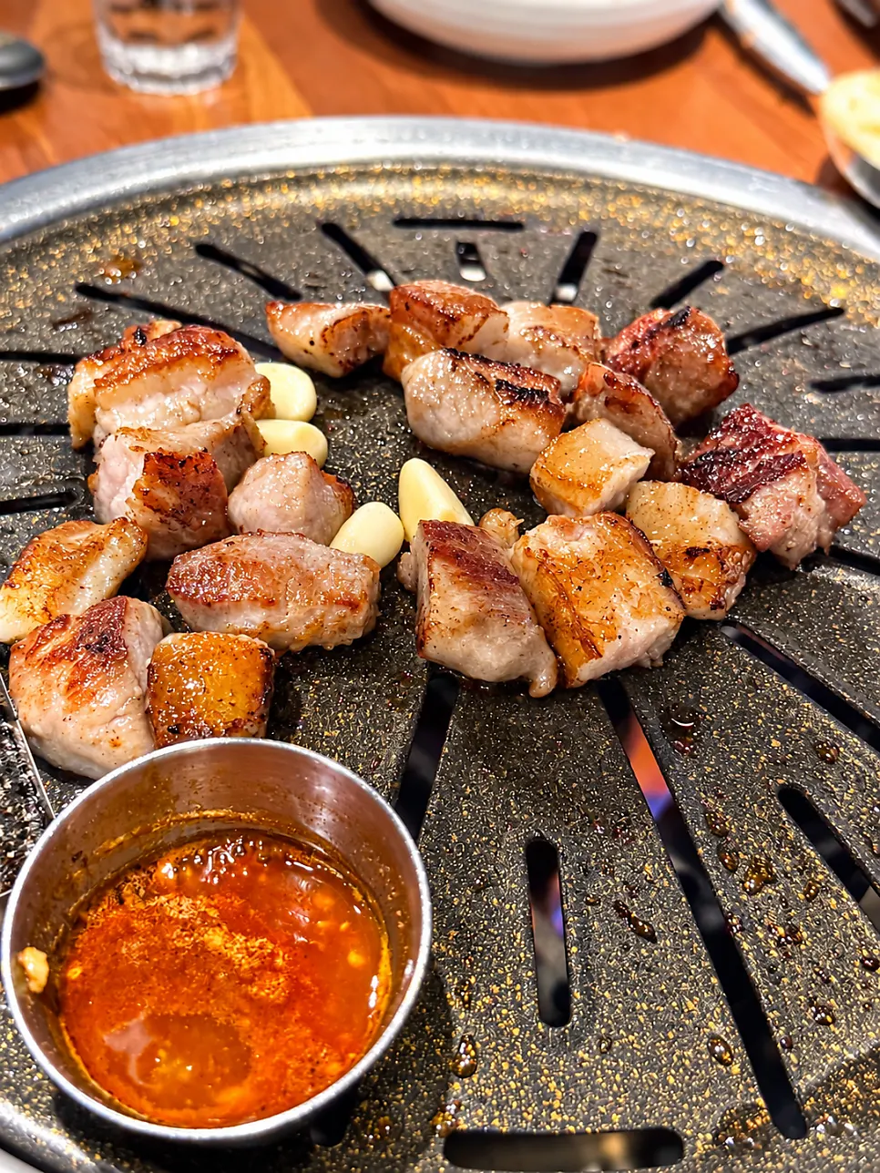 불판에 올린 삼겹살과 목살