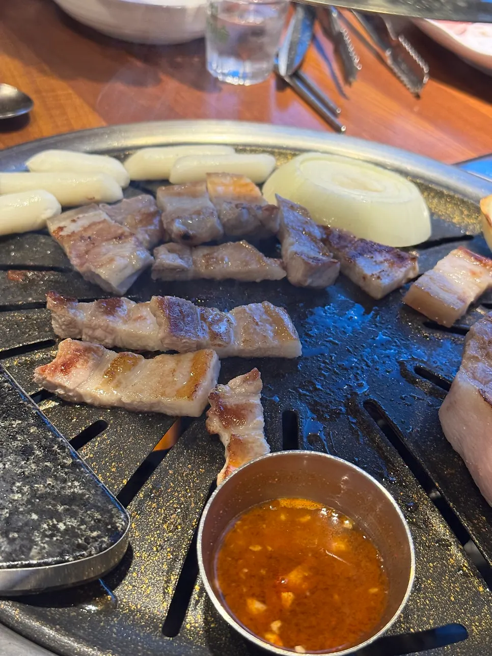 노릇하게 구워지는 항정살과 가브리살