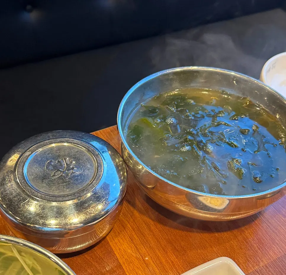 셀프바에서 가져온 기본 반찬들