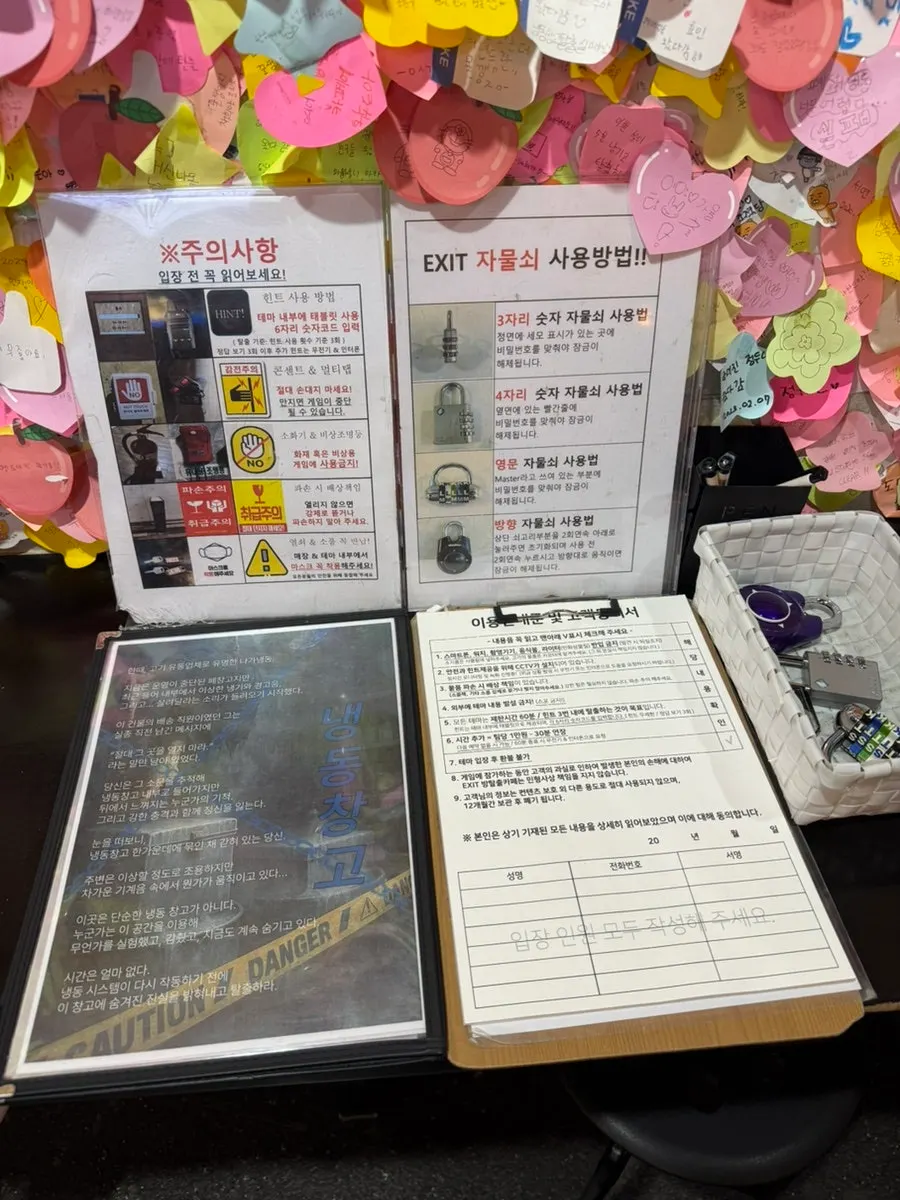 Theme information area at the escape room cafe