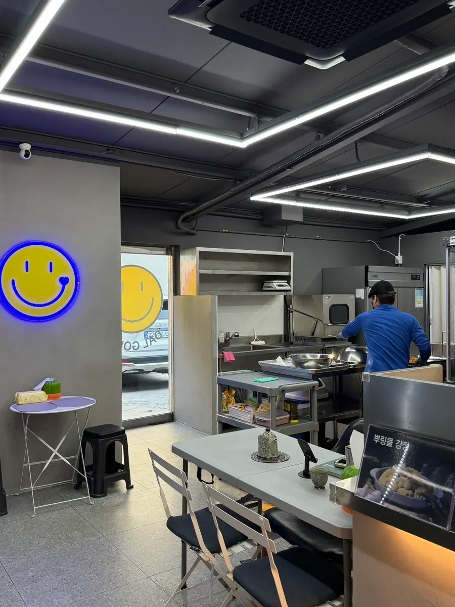 Dalgom's open kitchen frying area