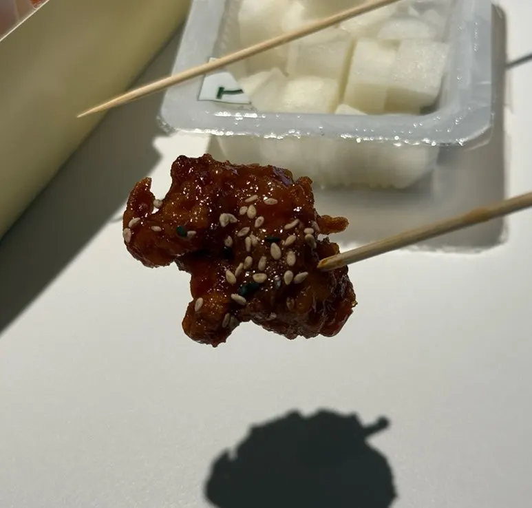 Dakgangjeong served with beer and a zero-alcohol beer
