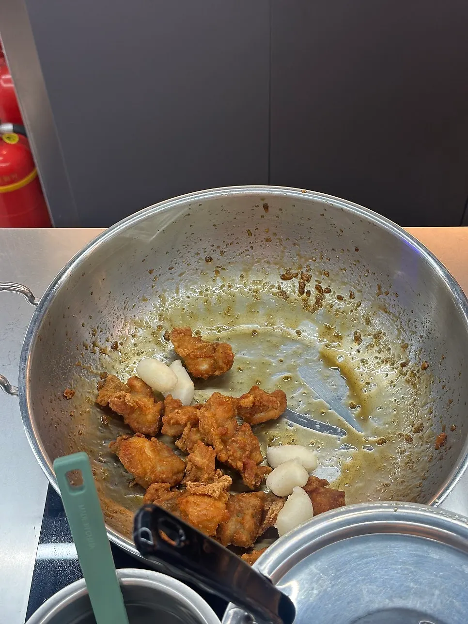 주문 즉시 닭강정을 조리하는 달곰's 주방