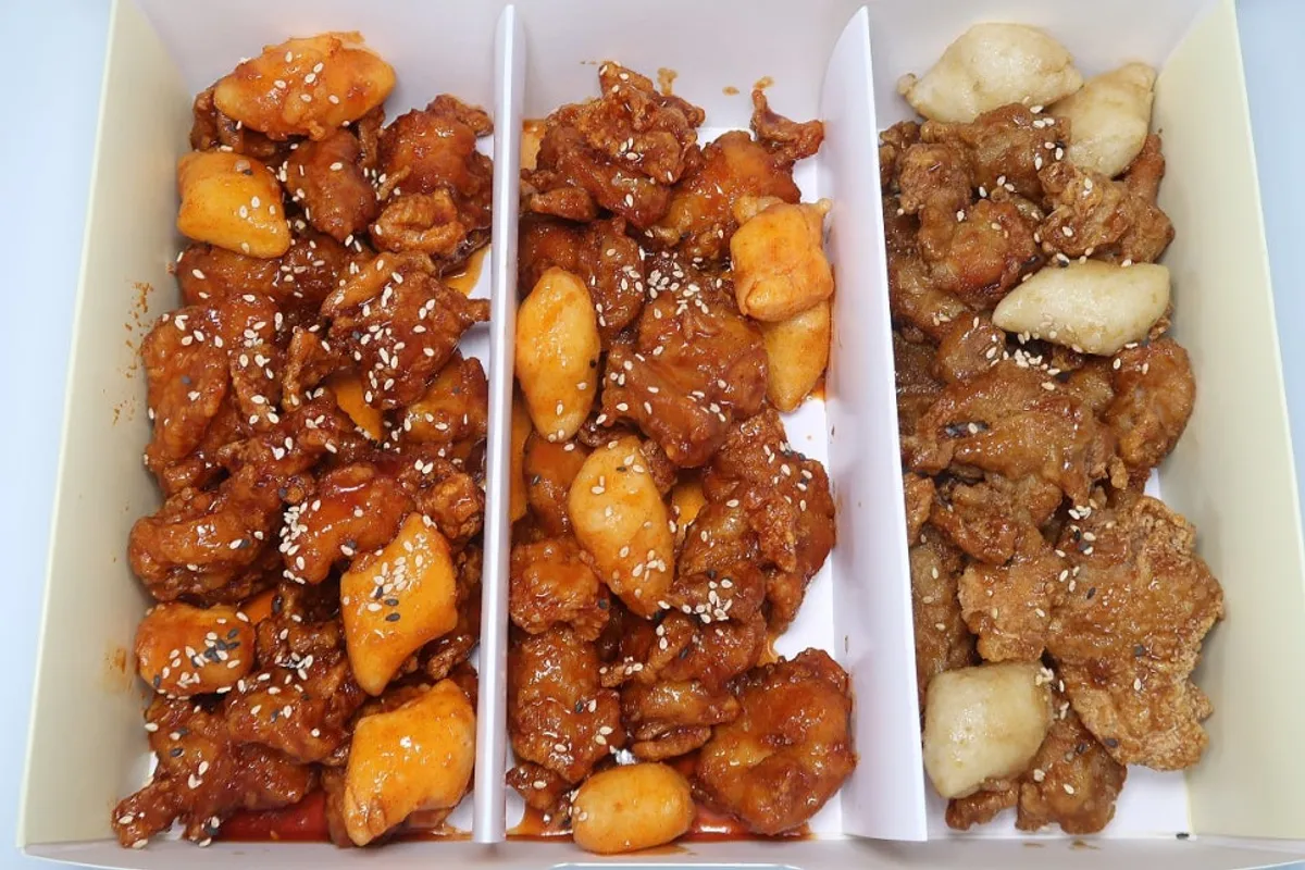 치킨무와 새우칩이 함께 담긴 달곰's 닭강정 포장
