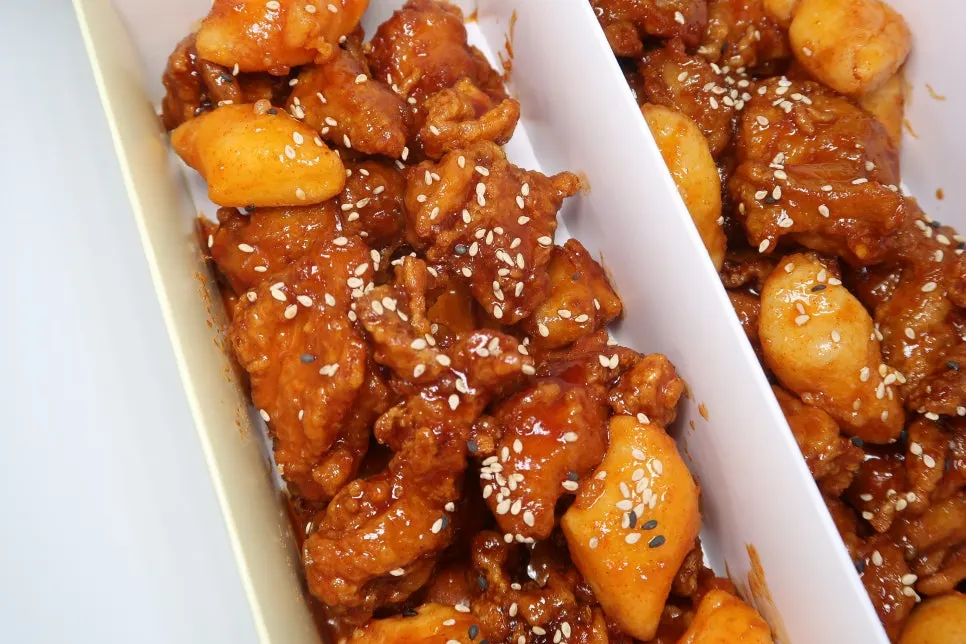 한마리 반으로 주문한 세 가지 맛 닭강정