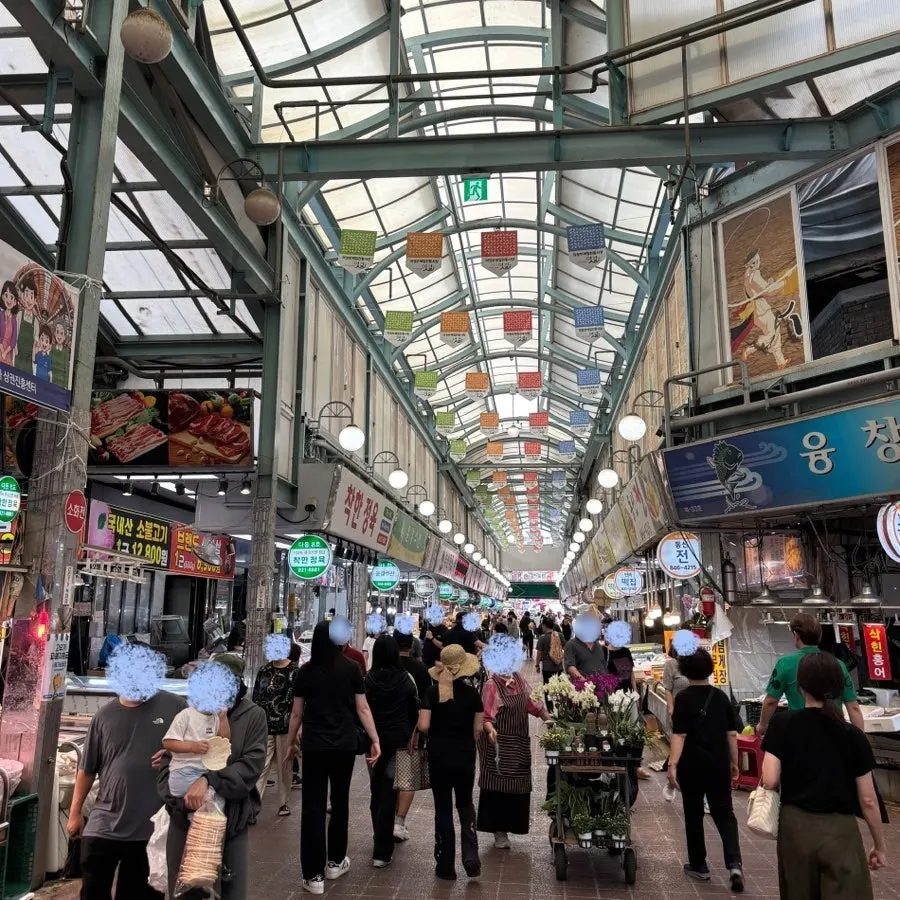 Picking up a piece from the three flavors of dakgangjeong