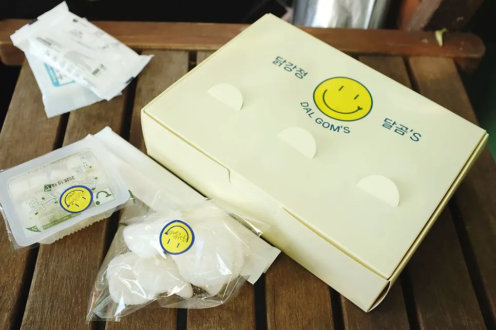 포장해 온 닭강정 한마리 반 세 가지 맛