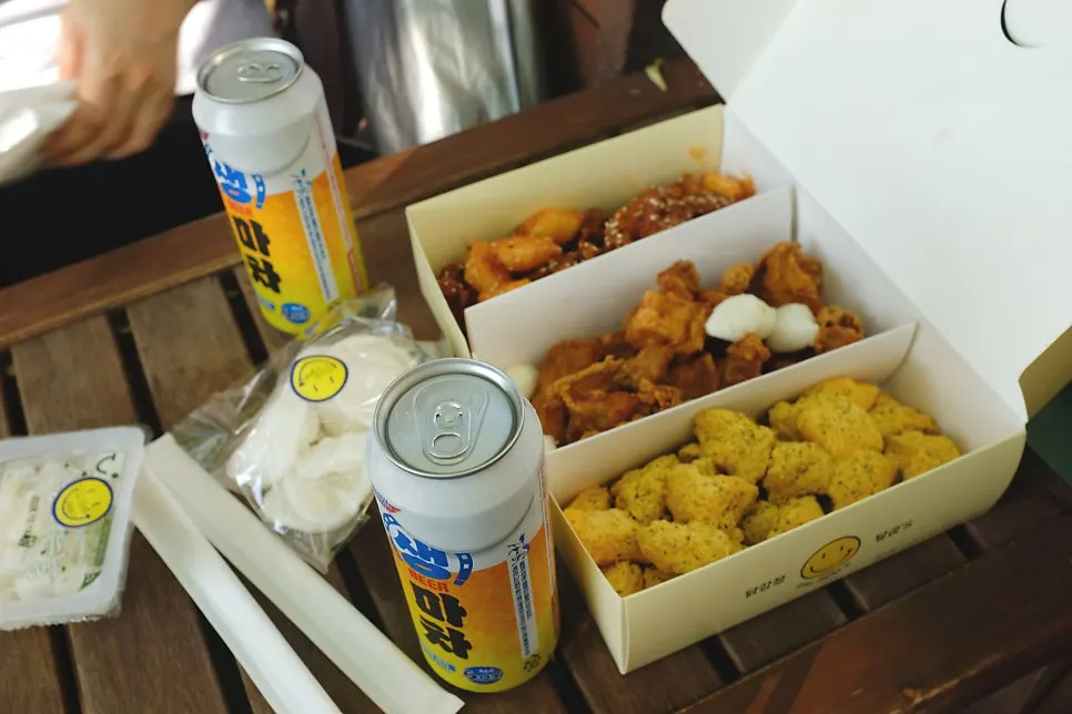 중랑천 야장에 펼쳐놓은 닭강정과 캔맥주