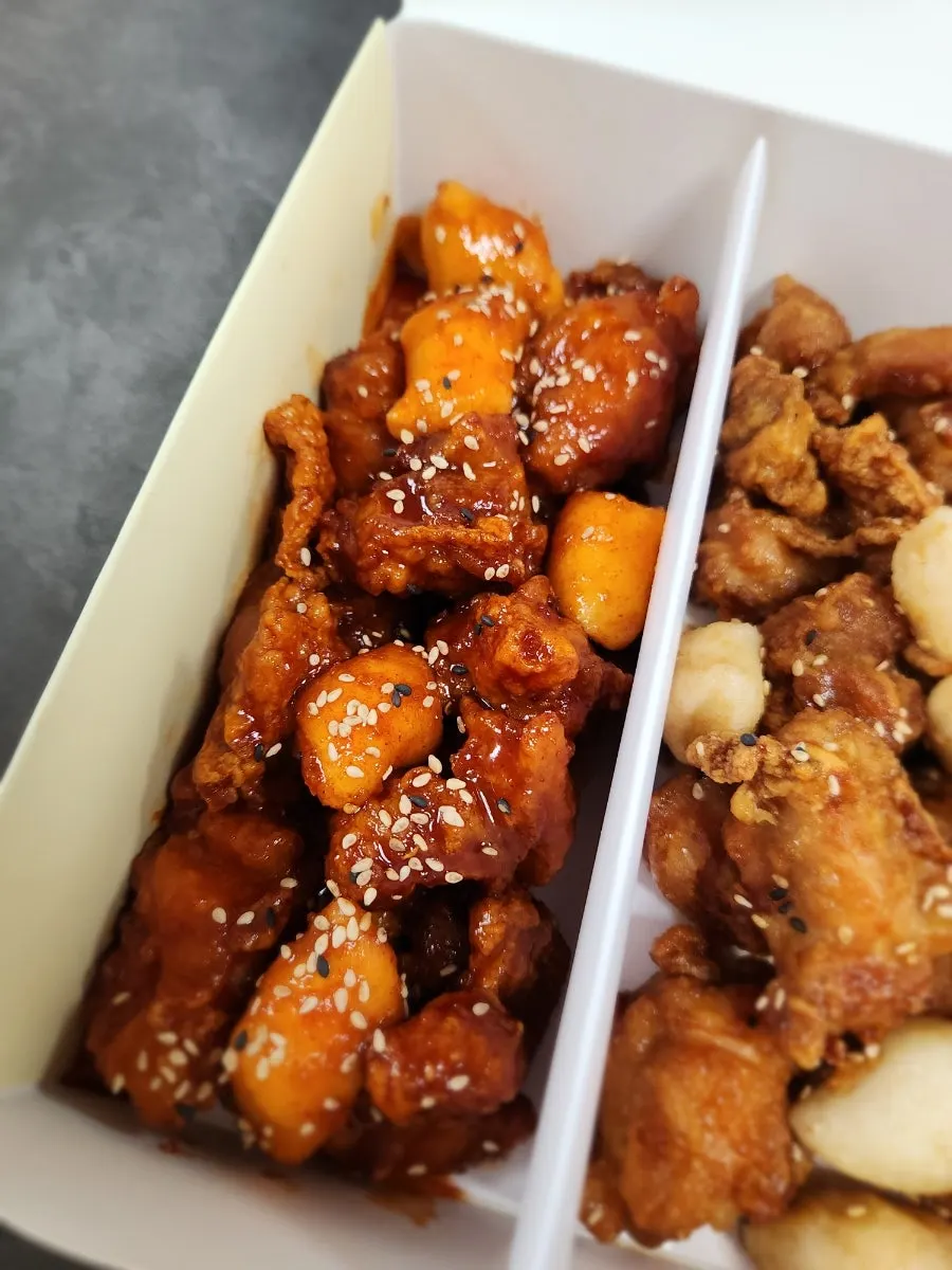 세 가지 맛이 담긴 닭강정 클로즈업