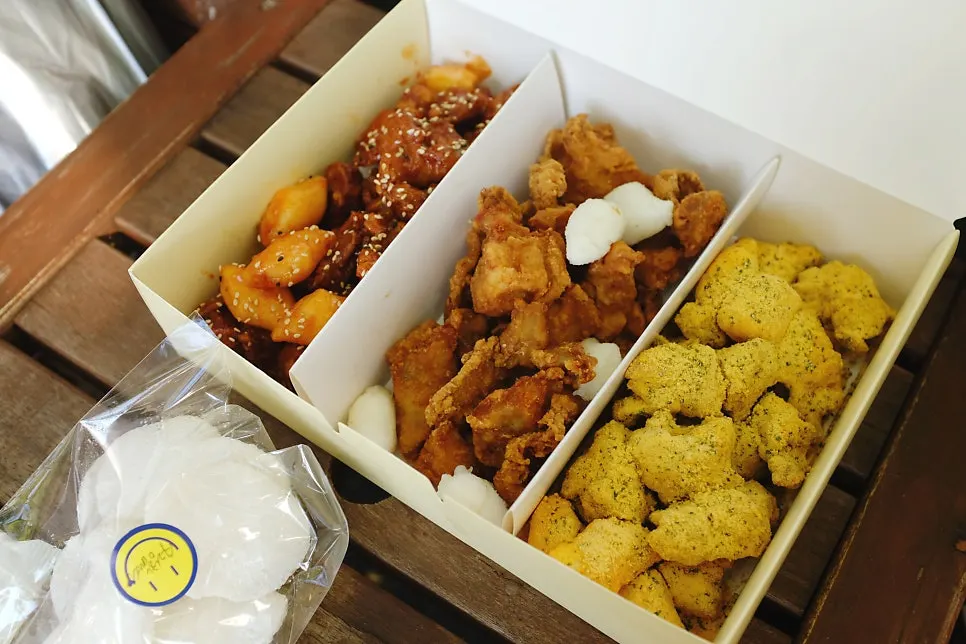 세 가지 맛을 함께 놓고 먹는 모습