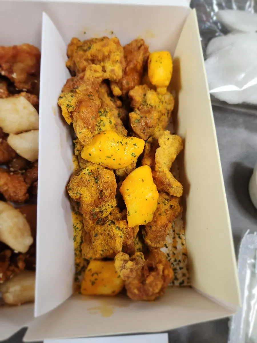 치즈가루가 뿌려진 뿌링클 닭강정