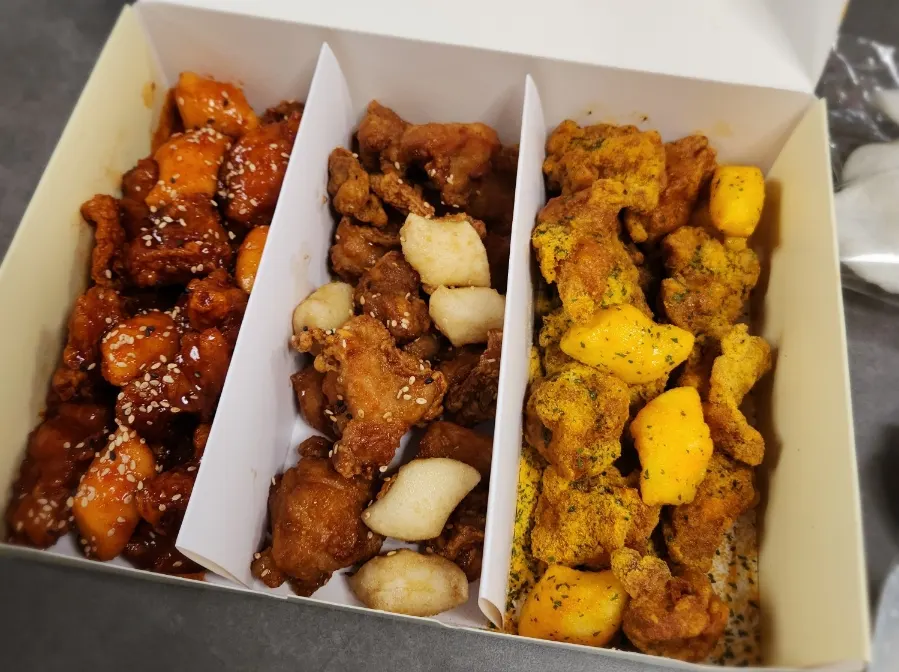 세 가지 맛을 번갈아 먹는 닭강정 상차림