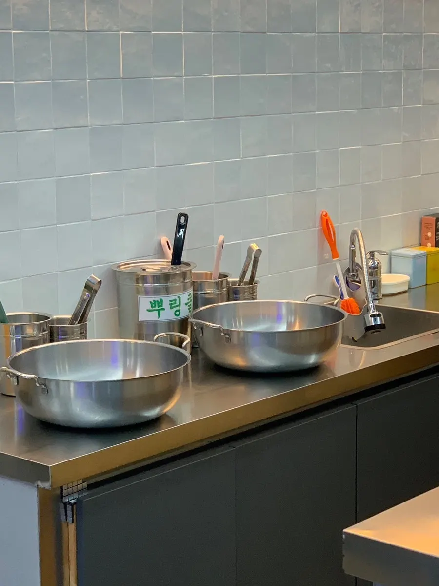 Dalgom's kitchen preparing the dakgangjeong