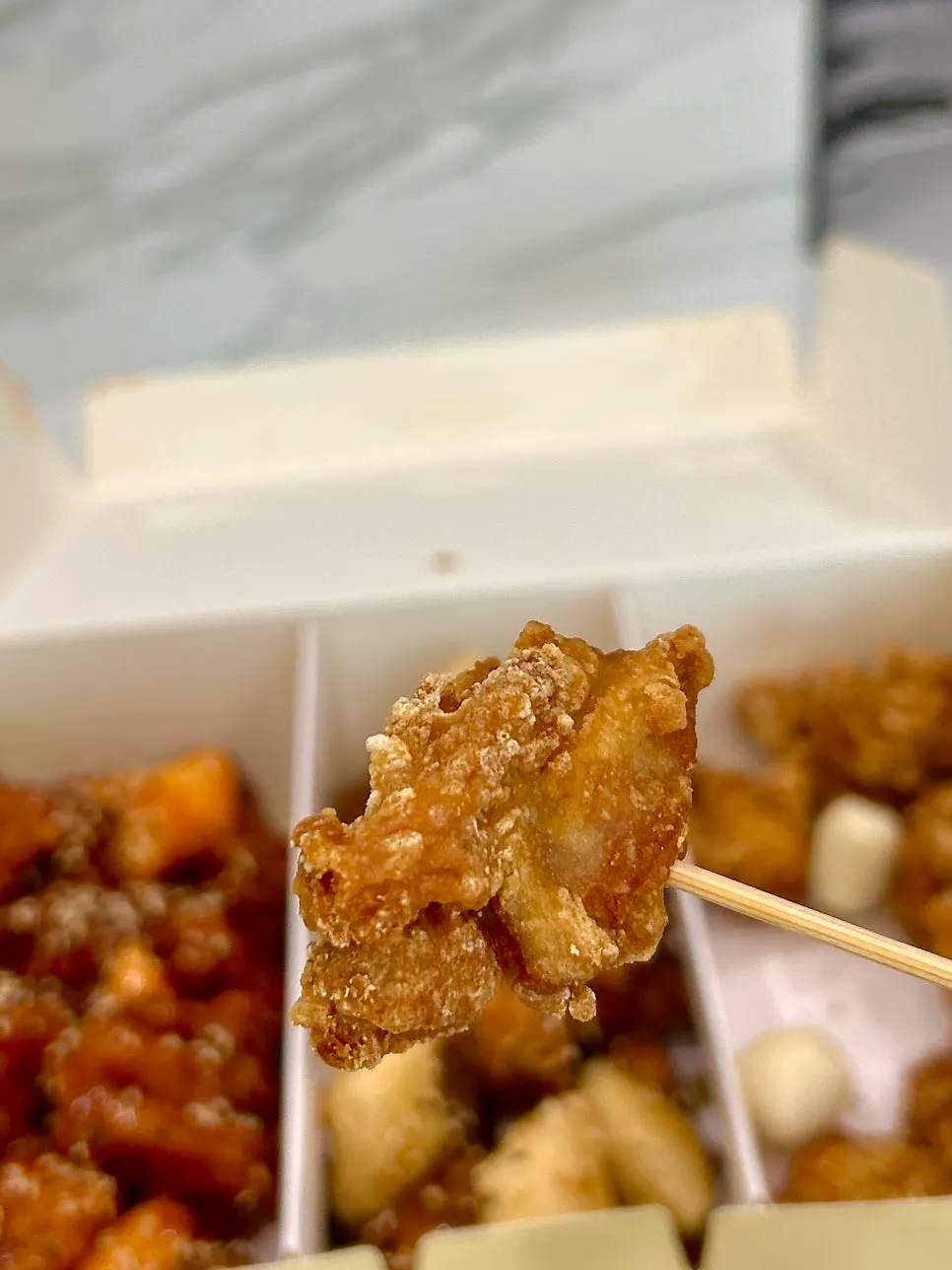 후라이드·달콤·마늘간장 세 가지 맛 닭강정