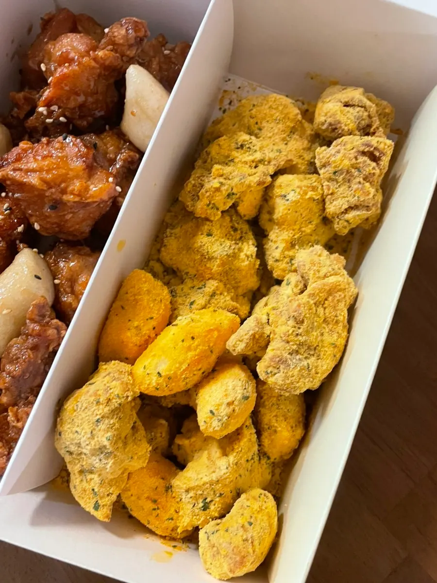 세 가지 맛으로 나뉜 닭강정 포장 상태