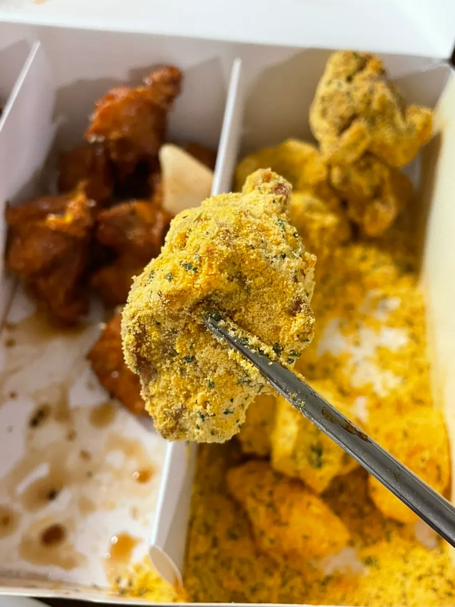 세 가지 맛 닭강정 한 상 차림