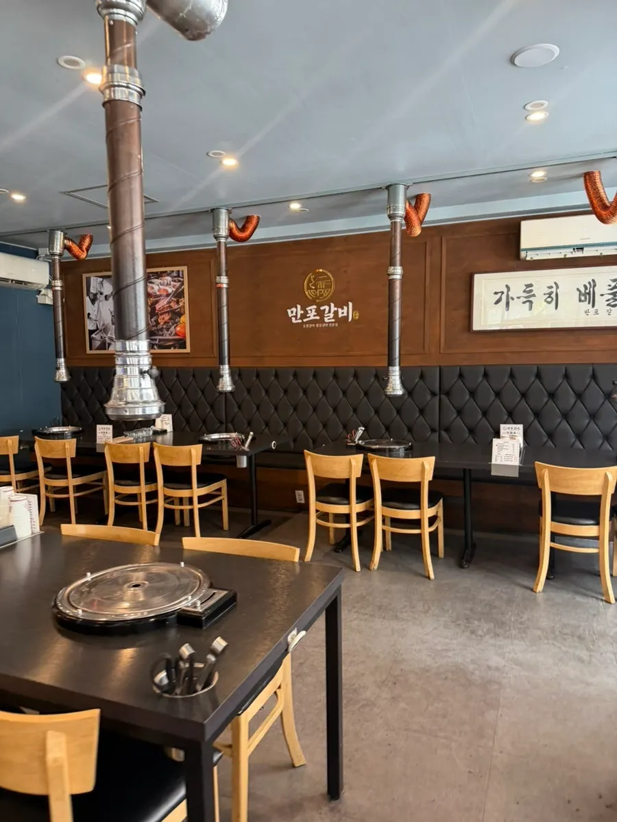 넓은 테이블이 놓인 만포갈비 홀 전경