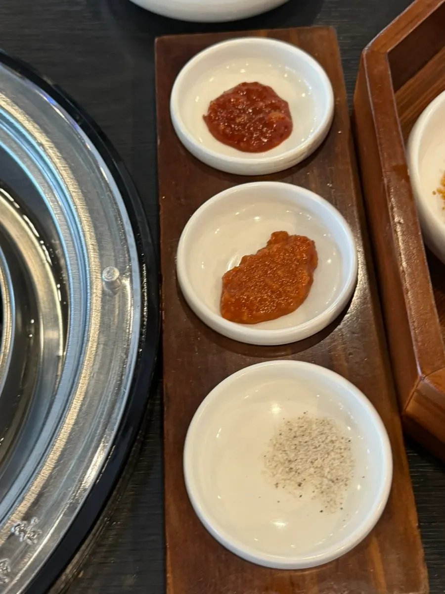육회와 잡채 등 만포갈비 밑반찬