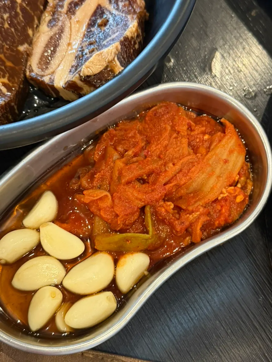 함께 구워 먹는 묵은지 김치와 고추, 마늘