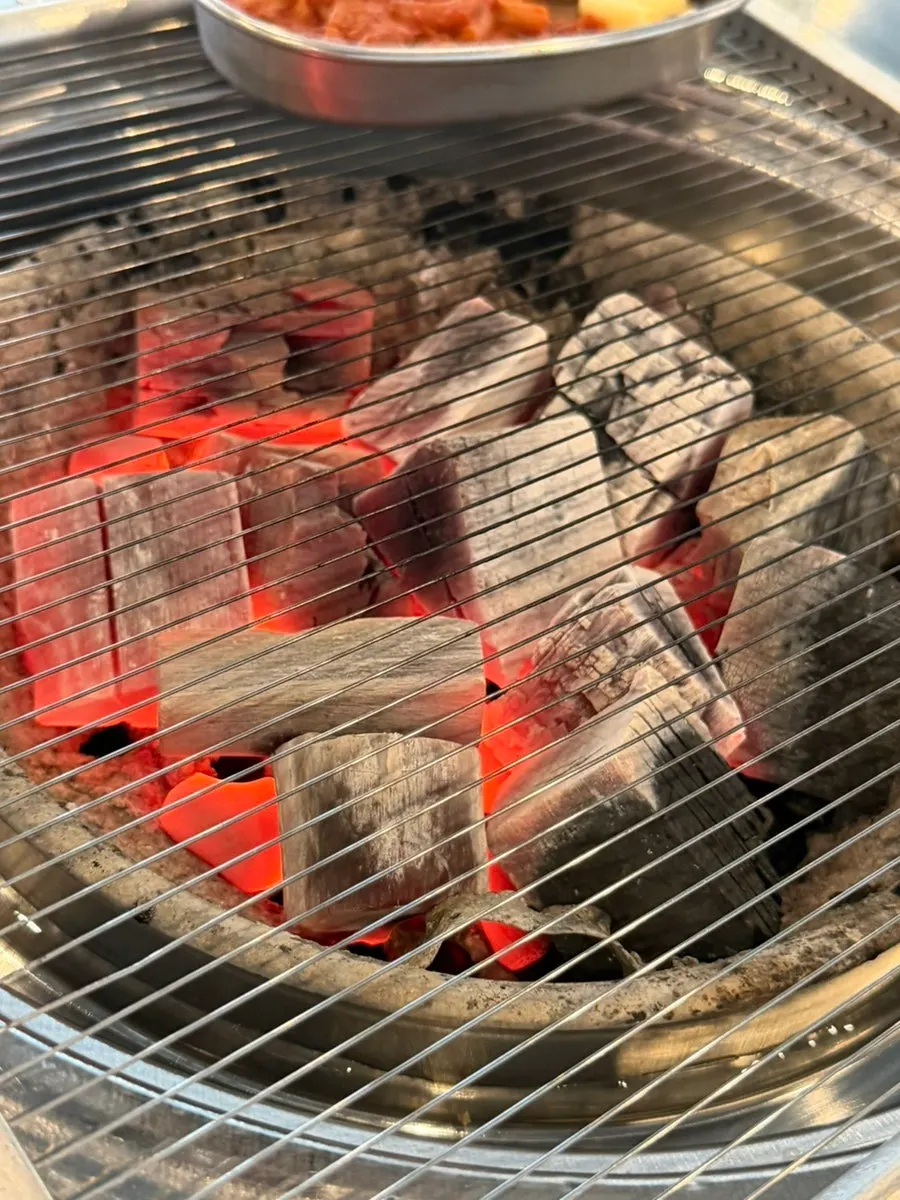 화력 센 숯불 위에서 익어가는 LA갈비