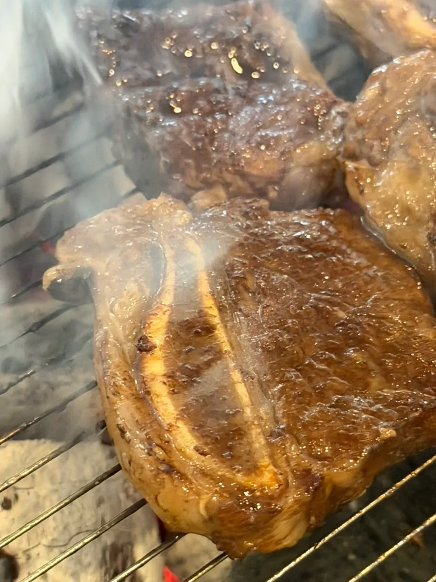 앞뒤로 뒤집어 굽는 LA갈비