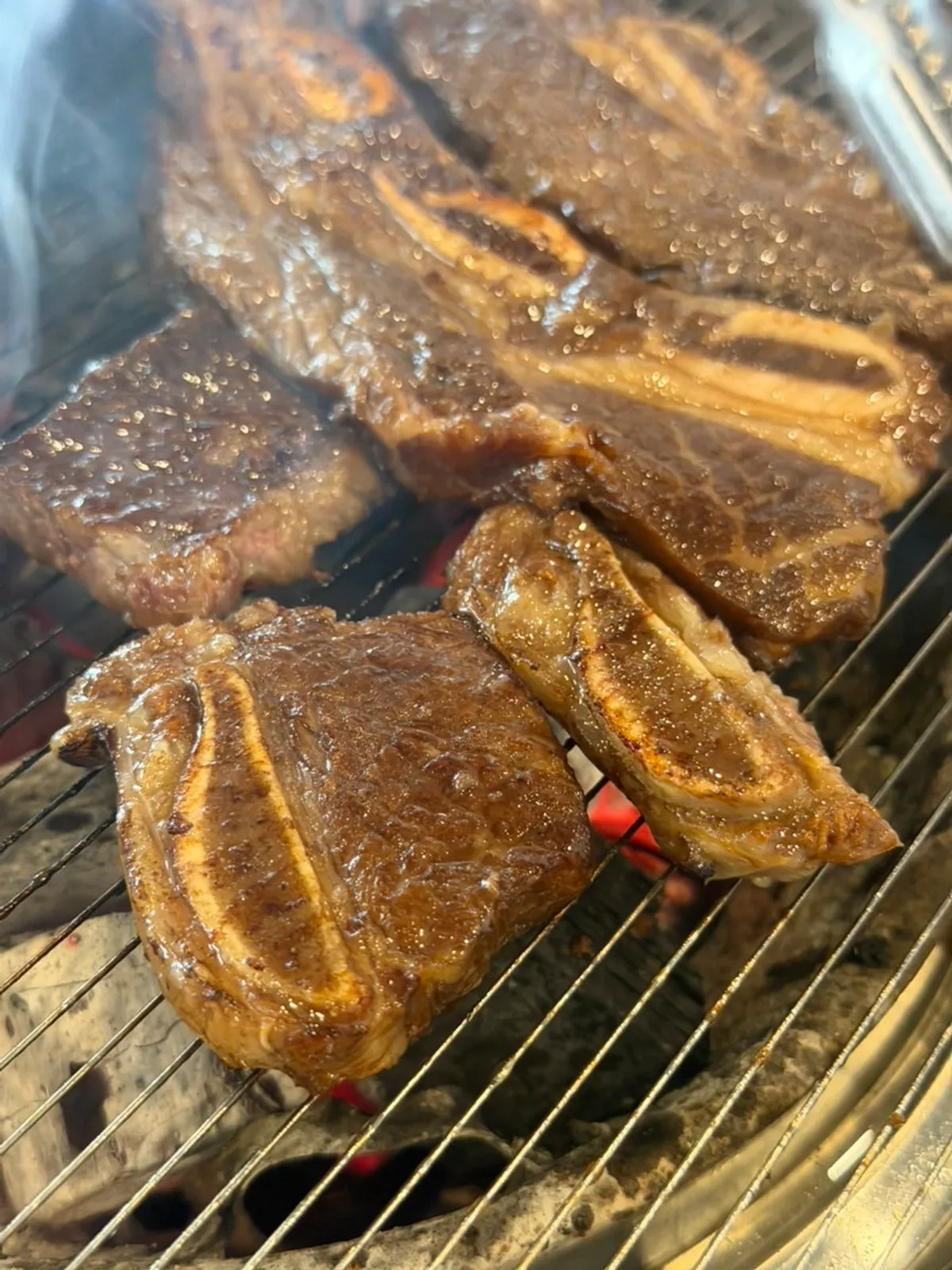 숯불에서 먹음직스럽게 구워진 LA갈비