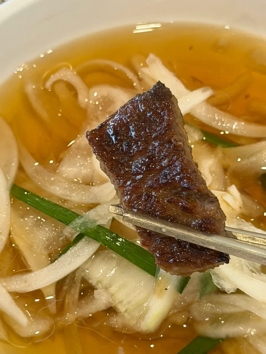 육즙 흐르는 다 익은 LA갈비 한 점
